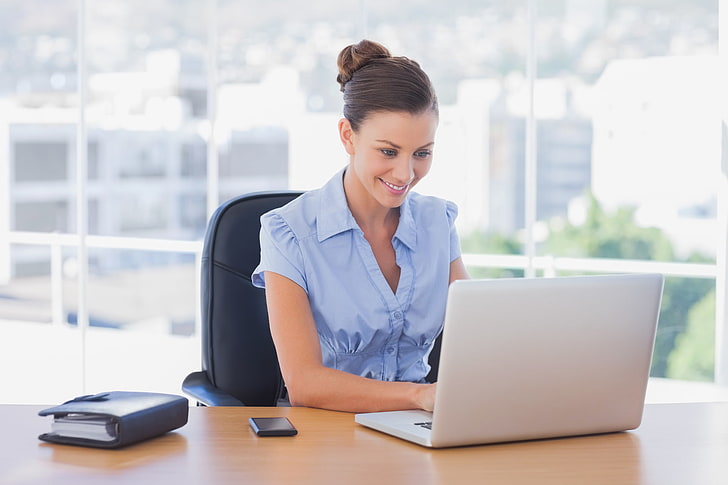 mujer-oficina-ordenador-trabajar-wallpaper-preview
